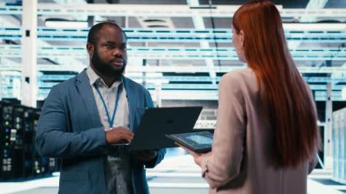 Veri merkezi teknisyenleri performansı optimize etmek için cihazlar üzerinde yapay zeka öğrenimini kullanır. Yazılım geliştiricileri, Veri Merkezi işlemlerinde sinirsel ağ otomasyonunun nasıl entegre edileceği konusunda beyin fırtınası yapıyorlar, Kamera B