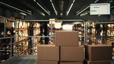 Ekspres dağıtım ve e-ticaret operasyonları için bilgisayar monitörlü boş bir lojistik deposu. Ekran, endüstriyel platformda hava yolu fatura numaralarını sunar.