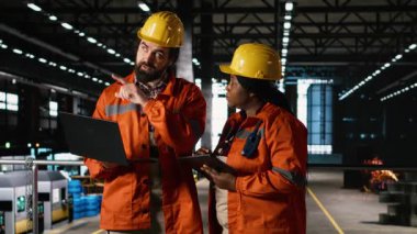Ağır sanayi tesislerindeki metal işleri ve kaynaklama operasyonlarını denetleyen çeşitli mühendisler. Sanayi makineleri ve mekanik sistemler fabrikada güçlü üretim sürecini sağlarlar.