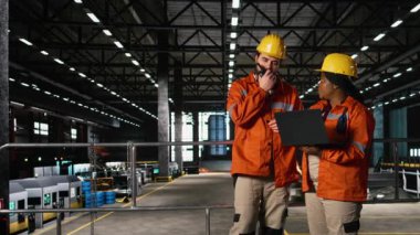 Mühendislik ekibi telsiz aygıtıyla talimat gönderiyor. Makine dairesindeki üretim hattı operasyonlarını gözden geçiriyorlar. İnsanlar koordinasyon ve fabrika üretimi için telsiz kullanıyor..