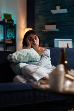 Evde depresyon ve intihara meyilli düşünceleri olan düşünceli bir yetişkin zihinsel sağlık hastalığı yüzünden hayal kırıklığına uğramış ve hayal kırıklığına uğramış. Yalnızlıkta kronik hastalıktan muzdarip bir kadın..