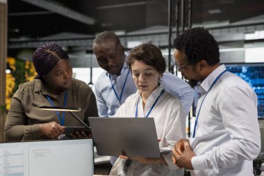 Silikon Vadisi şirket ofisindeki mühendislik ekibi dizüstü bilgisayarlı yazılım uygulamaları geliştiriyor. İş yerinde not defterini kodlamak için kullanan takım çalışma arkadaşları, sorunları çözmek için hata ayıklama uygulamaları