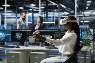 Sanal gerçeklik teknolojisi kullanarak sunucu tarım işçisi, tekrarlanan iş akışlarını otomatik hale getirmek için derin öğrenme araçları kullanıyor. VR kulaklık takan veri merkezi teknisyeni yapay zeka eğitiminde kullanılan veri tabanlarını yönetiyor