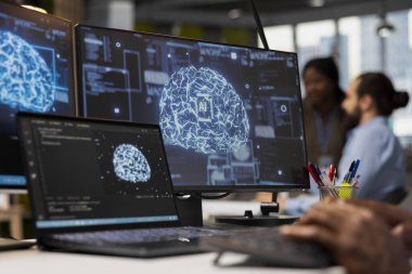 Ofisteki AI makine öğrenme sistemlerini iş akışlarını düzene sokacak şekilde entegre eden programcıyı kapat. IT uzmanı sinirsel ağlar yapay zeka, teknoloji aşırı yüklenmesi kavramını kullanıyor