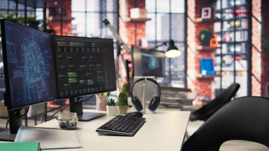 Bilimsel araştırmalarda bulut hesaplamasını, ağ bağlantısını ve şablon tanımlamasını vurgulayan nöral ağ verileriyle dolu bir monitör içeren boş yapay zeka geliştirici masası. Not ağacı.