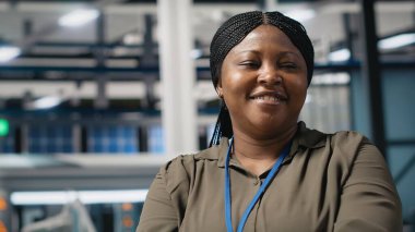 Fabrikadaki bir siyah teknisyenin portresi güneş panelleri üretim hattını denetliyor ve üretim sürecinin denetlenmesini sağlıyor. Temiz enerji ve sürdürülebilirlik hedeflerine ulaşmak. Kamera B.