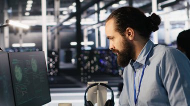 Çalışan, hacklenen ekipman sistemlerini onarmak için müdürden yardım istiyor. Stresli Veri Merkezi Yöneticisi bilgisayar ekranındaki casus yazılıma tepki veriyor, Acil Müdahale Protokolü başlatılıyor, Kamera A