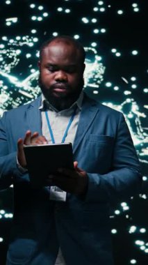 AR simülasyon nöronları haritasını kullanarak sinirsel ağı, tableti ve bilgisayar bilimcisini optimize eden dikey video. İnce ayarlı yapay zeka modeli, aygıt ve Afrikalı Amerikalı adam sinaptik öğrenme makinesini ayarlıyor