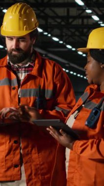 Dikey Video Çeşitliliği mühendisleri, ağır ekipmanların izlenmesi, büyük ölçekli fabrika, endüstriyel takım çalışması, Makine salonu ve metalik çerçeve üretim hattına ve mühendislik tesisine hakim.