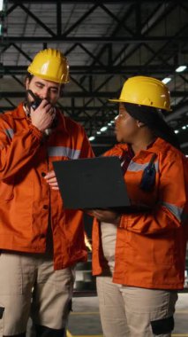 Dikey Görüntü Mühendisliği ekibi telsiz aygıtıyla talimat gönderiyor, makine dairesindeki üretim hattı operasyonlarını gözden geçiriyorlar. İnsanlar koordinasyon oluşturmak için telsiz kullanıyor.