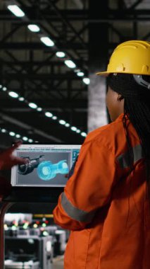 Dikey Video Mühendisliği ekibi, büyük ölçekli fabrika, ağır sanayi deposunda dizüstü bilgisayardaki gaz türbini yazılımını inceledi. Üretim hattı için yüksek teknolojili makineler ve ağır varlıklar kullanılıyor..