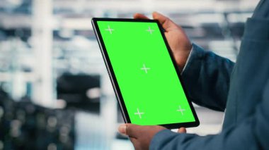 Çalışanlar tarafından donanım etkinliğini arttırmak için kullanılan sunucu odasındaki yeşil ekran modelleme tableti. Veri merkezi mühendisi krom anahtar izole ekran aygıtı kullanarak vites monitörünü, kamera B 'yi kapatın.