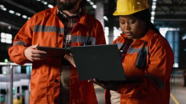 Çeşitli mühendisler, ağır sanayi üretim hattı ve mühendislik fabrikası boyunca operasyonları koordine ederler. İş akışı üretmek için ağır ekipman ve endüstriyel tasarım ile yapılan operasyonları denetlemek.