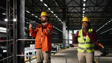 Kadın mühendis, telsiz iletişimi, telsiz sinyali, taşınabilir alıcı-verici, ağır sanayi deposundaki makine ve kaynak işleriyle ilgili geniş çaplı operasyonlar..