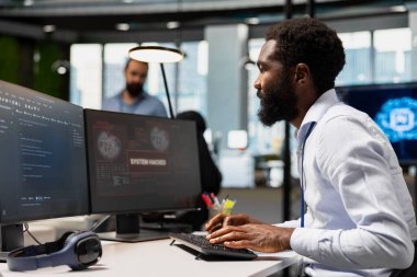 Siber güvenlik uzmanı ofis içindeki şebeke ihlalini engelliyor. Afrikalı Amerikalı programcı canlı siber saldırı alarmına cevap veriyor. İş alanındaki hacker ihlalini etkisiz hale getiriyor.