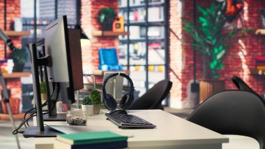 Dijital çalışma istasyonunda çoklu PC monitörleri var. Yapay zeka ve derin öğrenme kodu kullanıyorlar. Boş yüksek teknoloji alanı bulut hesaplama, veri bilimi ve kendi kendine öğrenme sistemlerini destekler.