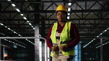 Portre, mühendislik ekibi, çeşitli iş arkadaşları, ağır endüstri tesisi, üretim süreci, ağır ekipman ve makinelerin büyük üretim salonu içinde güvence altına alınması..