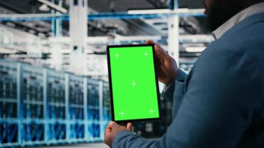 Yeşil ekran modelleme tableti, donanım ve sunucu odasında çalışan işçi işlevsel etkinliği artırıyor. İzleme aygıtı, krom anahtar izole ekran aygıtı Veri merkezinde kapatın ve mühendislik, kamera A