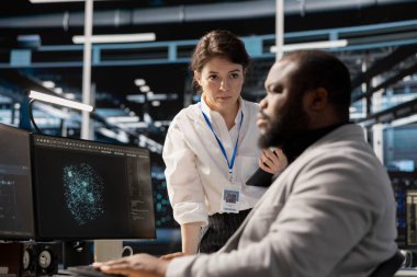 Veri merkezinde yönetici denetleme mühendisi sunucu viralizasyonunu yönetiyor, betikleri çalıştırıyor. Ekip lideri, sunucu çiftliğindeki programlama dilini kullanarak çalışanların yaptığı işleri denetliyor