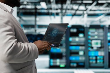 Performansı optimize etmek için laptop üzerindeki yapay zeka bilgisayarlı modeli kullanarak veri merkezi mühendisliğini kapat. Yapay zeka ile çalışan sunucu odası çalışanı öngörü analizleri için öğreniyor