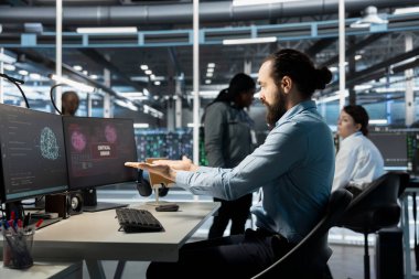 Veri Merkezi bilgisayar bilimcisi, düzensiz ağ aktivite şablonları tespit ettikten sonra yapay zeka sistemleri alarmı veriyor. Makine öğrenme araçları kullanarak tehditleri değerlendiren sunucu odası çalışanı