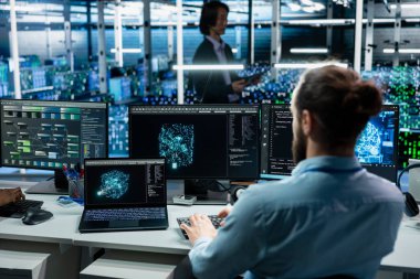 Yapay zeka eğitim veri bankalarında donanım yöneticiliği yapan bir programcı. Yapay zeka uygulamaları için ölçeklenebilir altyapıyı destekleyen sunucu çiftliğindeki makine öğrenme teknolojisini denetleyen bilişim işçisi