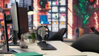 Sibernetik, sinirsel ağlar ve büyük veri madenciliğindeki yenilikleri yansıtan bir not ağacı ve yapay zeka beyin desenleri de dahil olmak üzere gelişmiş bilgisayar görselleri olan uzman bir teknisyenin boş masası..