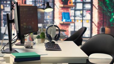 Yapay zeka verileriyle dolu bir masaüstünde çalışan makine öğrenme projeleri. Modern gelişimi ve gelecekteki bulut hesaplamasını gösteren görsel dil ve derin algoritmalar programlanıyor.