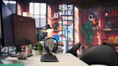 Ofis masaüstü ayarları terminal arayüzleri ve yapay zeka sistemlerini gösteren monitörleri içerir. Kendi kendini öğrenme modeli, derin öğrenme yenilikleri ve modern bilgisayar teknolojilerini sergiliyor..