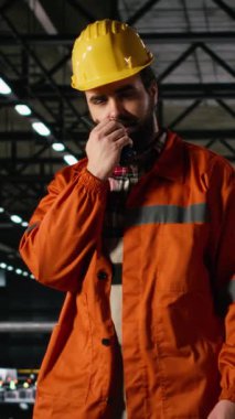 Dikey Video Adam mühendisi, taşınabilir telsiz, radyo sinyali iletişimi, ağır sanayi tesisleri. Çift yönlü kablosuz aygıt, büyük ölçekli makine salonu boyunca açık verimli bir koordinasyon sağlar