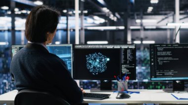 Veri merkezi sistem yöneticileri veri tabanlarını analiz etmek için PC üzerinde makine öğrenme algoritmaları kullanıyorlar. Veri kalıplarını tanımak için yapay zeka sinirsel ağları kullanan sunucu çiftlik çalışanları, kamera A