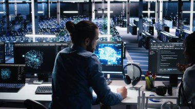 Veri merkezinde beyin fırtınası yapan ekip mühendisleri, bilgisayardaki yapay zeka teşhislerini gözden geçiriyorlar. Sunucu odasında birlikte çalışan bilişim uzmanı ekibi yapay zeka sistemlerini optimize ediyor, kamera A