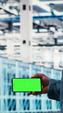 Elektroniği optimize etmek için çiftlik işçisi tarafından kullanılan dikey video yeşil ekran akıllı telefon. Sistem performansını izlemek ve darboğazları düzeltmek için krom anahtar telefon kullanan veri merkezi yöneticisi, kamera A