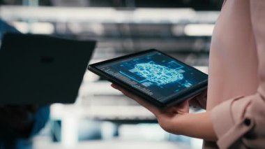 Yapay zeka performansını, cihazları ve veri merkezindeki teknisyen ekibini derin öğrenme kullanarak optimize ediyorum. Veri merkezinde beyin fırtınası, sinirsel ağ otomasyonu ve yazılım geliştiricileri, kamera B