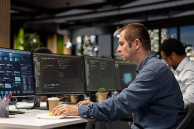 Yazılım geliştiricisi kod yazıyor, makine öğrenme API 'leri geliştiriyor. Yapay zeka ve sistem çöküşleri kullanarak yazılım hatalarını gidermek için çalışan bir teknoloji uzmanı.