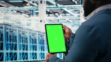 Çalışanlar tarafından donanım etkinliğini arttırmak için kullanılan sunucu odasındaki yeşil ekran modelleme tableti. Veri merkezi mühendisi krom anahtar izole ekran aygıtı kullanarak vites, kamera A 'yı yakın çekim
