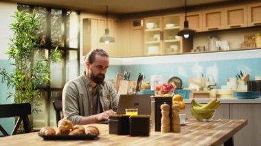 Çok bunalmış bir adam sinirlenir ve sinirlenir ama kendini bilinçle sakinleştirir, gözlerini kapatır ve rahatlamak için nefes alır. Krizi önlemek için bir hata yaptıktan sonra dizüstü bilgisayarda stres yönetimi.