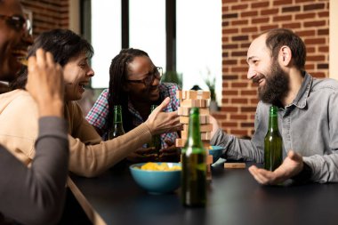 Sakallı beyaz adam, Jenga oyunundan sonra çok ırklı arkadaşlara komik bir çocukluk hikayesi anlatıyor. Bir grup neşeli arkadaş içki, abur cubur ve şakalarla kaynaşıyor..