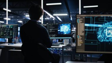 Veri merkezi mühendisi yapay zeka sinirsel ağ yazılım geliştirme üzerinde çalışıyor. Sunucu merkezi IT profesyonel uygulama makinesi öğrenme teknolojisi iş yerinde, kamera A