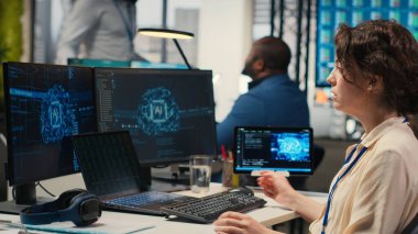 Ofis yöneticisi AI analiz platformu ile aylık raporları kontrol ediyor, sinirsel ağ algoritmaları ve iş verimliliği için otomasyon kullanıyor. IT şirketi temsilcisi. Kamera B.