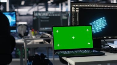 Krom anahtar dizüstü bilgisayarda üretici yapay zeka yardımıyla veri merkezi kodlaması mühendisi. Bilgisayar bilimcisi yapay zekayı kaldırıyor büyük dil modeli izole ekran defteri, kamera A