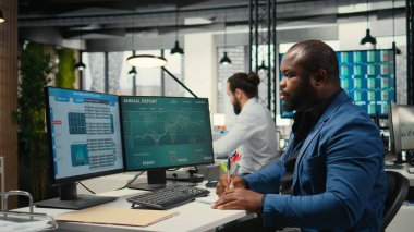 Siyahi iş danışmanı, yeni bir strateji oluşturmak ve modern bir ofiste proje hedeflerini gerçekleştirmek için notlar alıyor ve küresel genişlemeyi tahmin etmek için bazı veri içgörüleri yazıyor. Verimlilik motivasyonu.