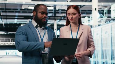 Sunucu merkezinde bakım, dizüstü bilgisayar ve mühendislik ekibi olarak görevleri tamamlamak için birlikte çalışıyoruz. Modern yüksek teknoloji veri merkezindeki ayarlar, sunucular ve takım çalışması arkadaşları, kamera B