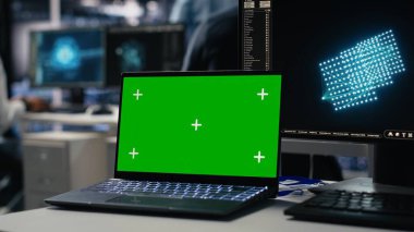 Veri merkezi mühendisi kroma anahtar dizüstü bilgisayarda sinirsel ağ yazılım geliştirme üzerinde çalışıyor. Sunucu odası bilişim uzmanı izole ekran defteri, kamera A kullanarak makine öğrenme teknolojisi uyguluyor.