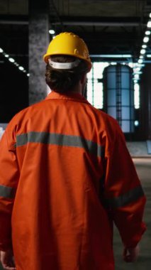 Dikey Video Mühendisliği uzmanı, ağır makine denetimi, büyük ölçekli depo, verimli imalat içindeki altyapı kaynaklarını denetlemek için üretim salonu boyunca yürüme