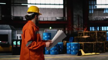 Adam mühendis, planlar, çizimler, planlar, makine dairesi. Metal işçiliği, ağır ekipman ve üretim sürecine rehberlik eden ileri teknolojiyle dolu sanayi bölgesi.