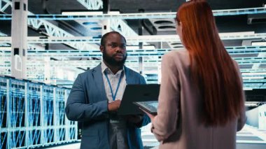 Veri merkezi teknisyenleri performansı optimize etmek için cihazlar üzerinde yapay zeka öğrenimini kullanır. Yazılım geliştiricileri, Veri Merkezi işlemlerinde sinirsel ağ otomasyonunun nasıl entegre edileceği konusunda beyin fırtınası yapıyorlar, Kamera A