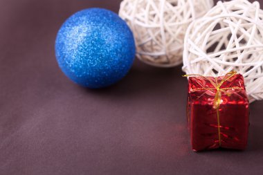 Noel öğeleri kahverengi zemin üzerinde