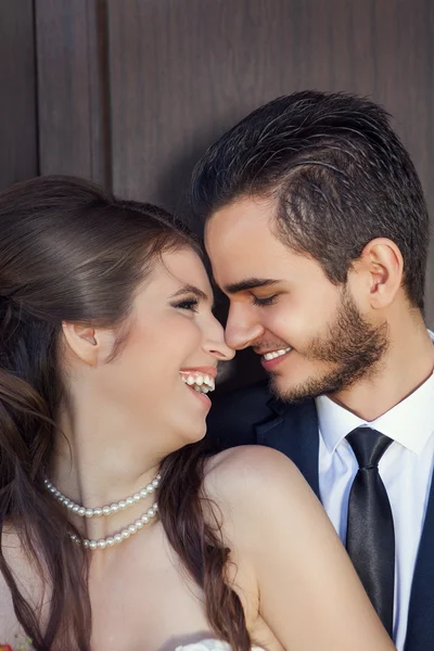 Casal feliz no dia do casamento sorrindo um para o outro — Fotografia de Stock