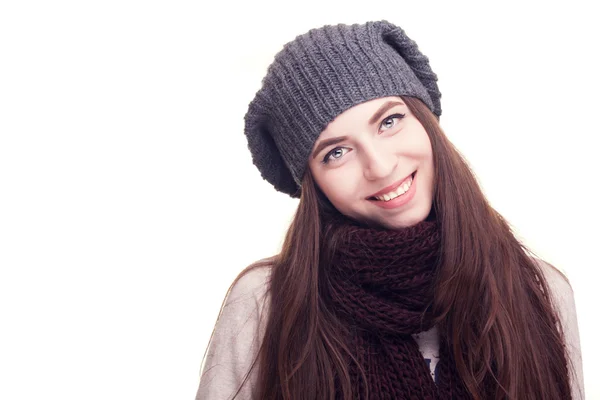 Chica con sombrero en ropa de invierno sobre fondo blanco — Foto de Stock